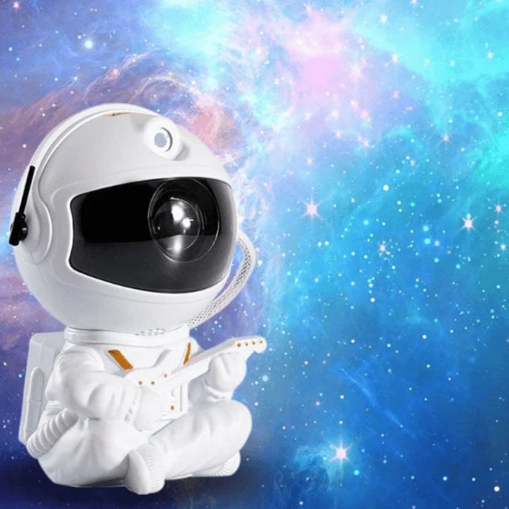 "Astronautprojektorlampa med stjärnhimmel, vit astronautfigur, projicerar 360° ljus och stjärnor i ett rum."