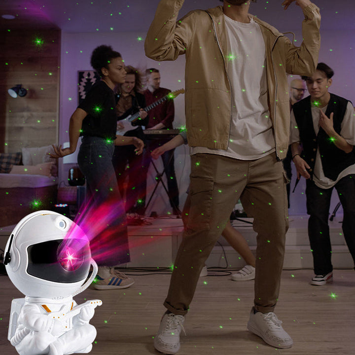 "Astronautprojektorlampa med stjärnhimmel, vit astronautfigur, projicerar 360° ljus och stjärnor i ett rum."
