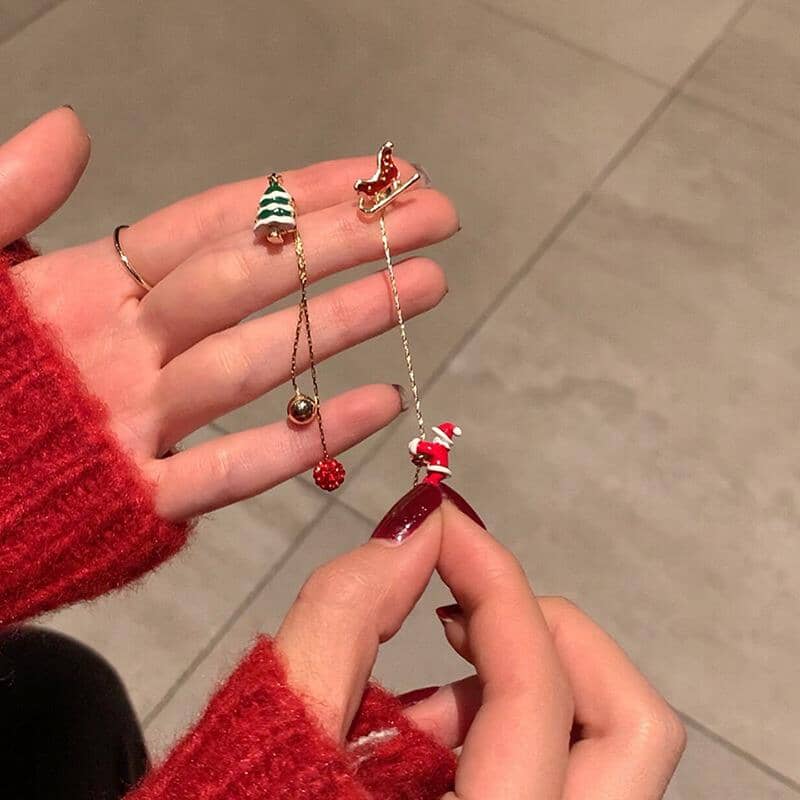 "Asymmetriska jultomteörhängen i glänsande legering, en humoristisk touch till din juloutfit, perfekt för kvinnor."