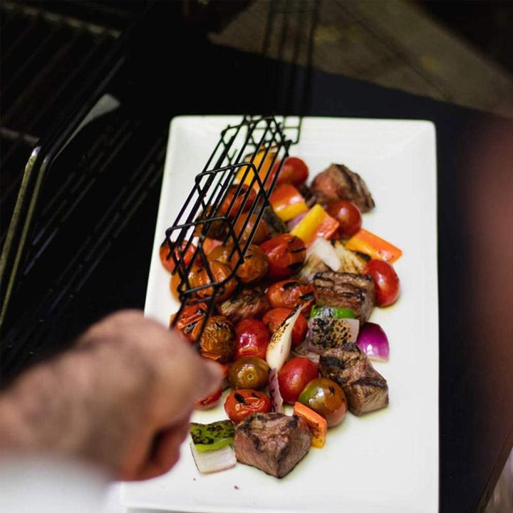 "Återanvändbar kabob-grillkorg av stål med trähandtag och unik design för enkel grillning av kött och grönsaker."