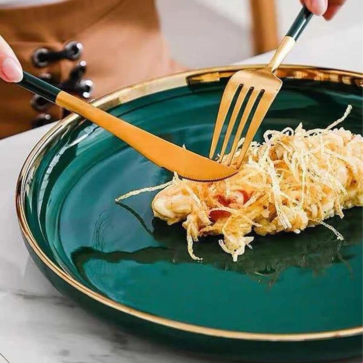"Återanvändbara bestick i rostfritt stål på vit bakgrund med stilren design och miljövänligt fokus."
