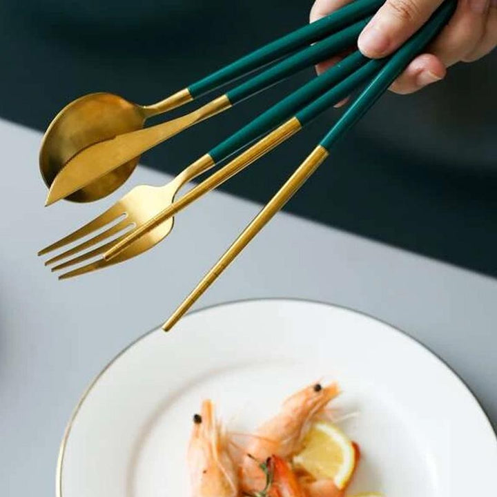"Återanvändbara bestick i rostfritt stål på vit bakgrund med stilren design och miljövänligt fokus."