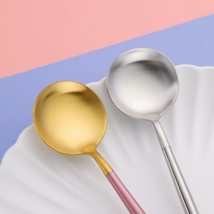 "Återanvändbara bestick i rostfritt stål på vit bakgrund med stilren design och miljövänligt fokus."