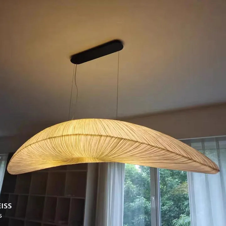 Aurelia Marin LED-pendellampa i vit inredning. Ger ett lyft till varje modern heminredning.