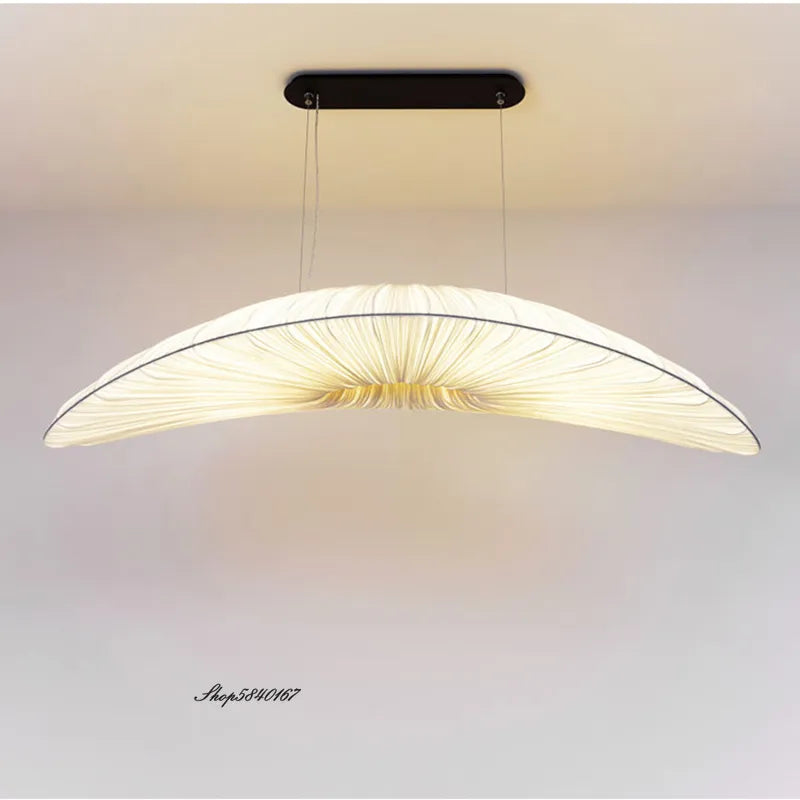 Exklusiv Aurelia Marin LED-lampa. Kombinerar funktionell taklampa med dekorativ design.