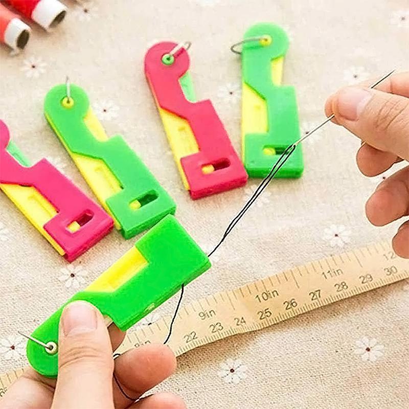 "Automatisk nålträdare för sömnad i plast, slumpmässig färg, kompaktdesign, sparar tid vid trådning, perfekt för nybörjare."