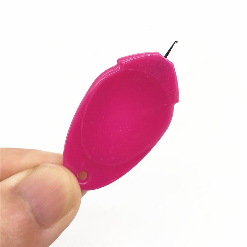 "Automatisk trådare i stark plast med rundade hörn, enkel knappfunktion för smidig trådning vid handsömnad."