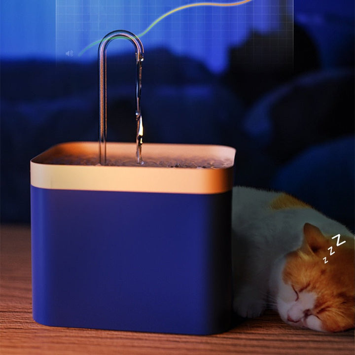 Katt dricker från automatisk vattenfontän; uppmuntrar hydrering med rent, filtrerat vatten.
