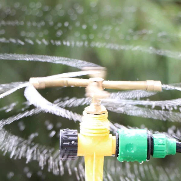 "Automatiskt 360° trädgårdssprinklermunstycke i koppar för effektiv bevattning av stora gräsmattor, sparar vatten."