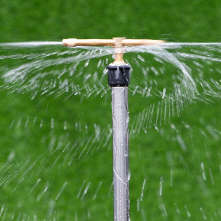 "Automatiskt 360° trädgårdssprinklermunstycke i koppar för effektiv bevattning av stora gräsmattor, sparar vatten."