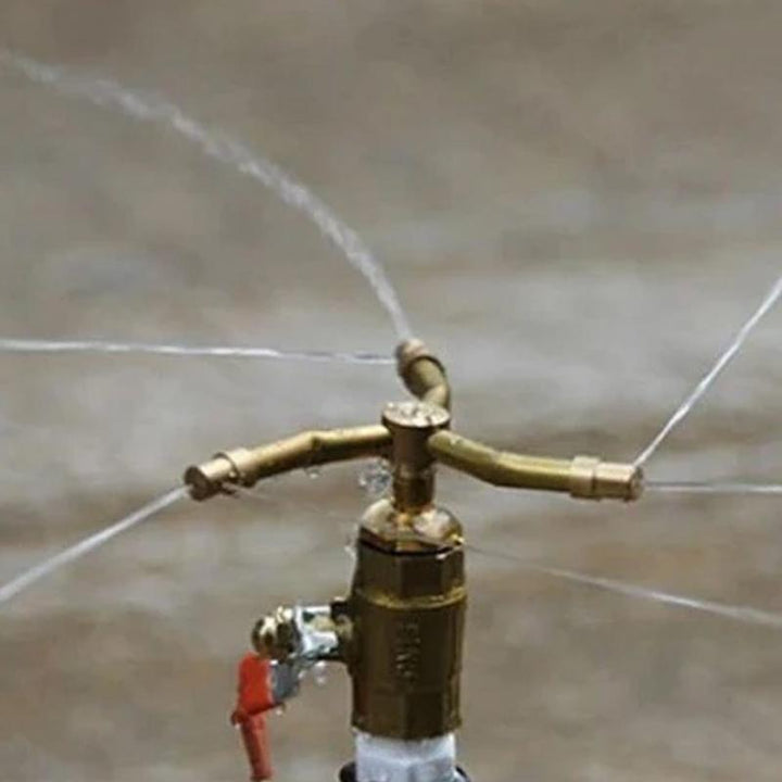"Automatiskt 360° trädgårdssprinklermunstycke i koppar för effektiv bevattning av stora gräsmattor, sparar vatten."