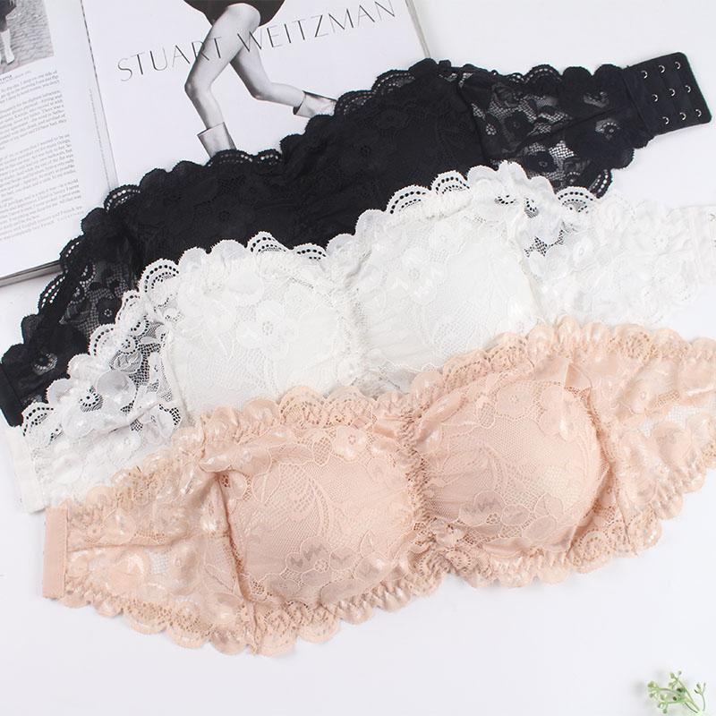 "Axelbandslös dam bandeau BH i spets och spandex, vit färg, elegant spetsmönster, perfekt för sommargarderoben."