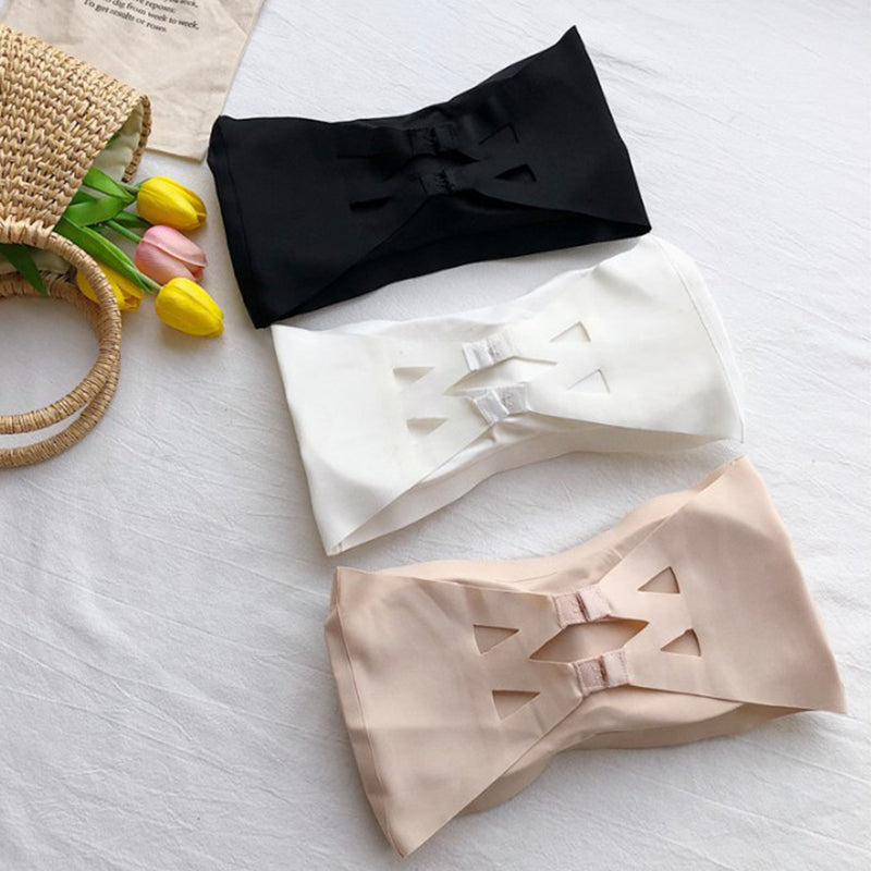 "Axelbandslös dam BH i is-silk, elegant och bekväm, ger stöd och andningsbar känsla, finns i vit, svart och beige."