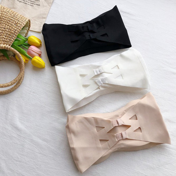 "Axelbandslös dam BH i is-silk, elegant och bekväm, ger stöd och andningsbar känsla, finns i vit, svart och beige."