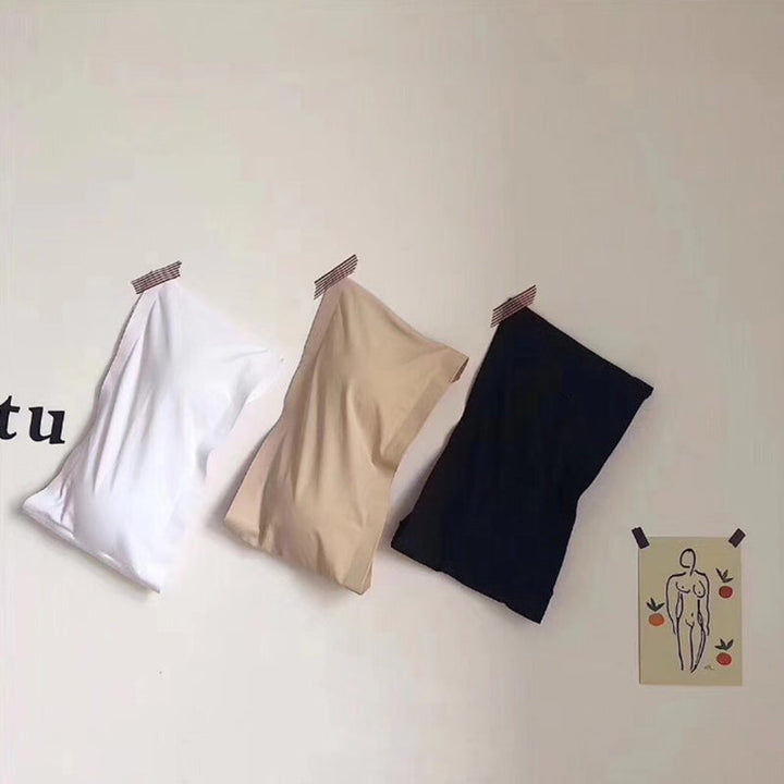 "Axelbandslös dam BH i is-silk, elegant och bekväm, ger stöd och andningsbar känsla, finns i vit, svart och beige."
