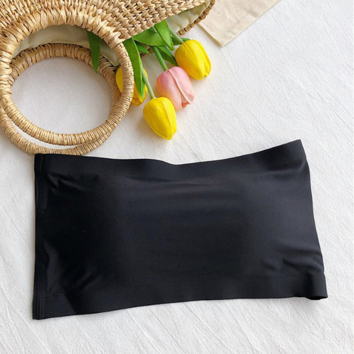 "Axelbandslös dam BH i is-silk, elegant och bekväm, ger stöd och andningsbar känsla, finns i vit, svart och beige."