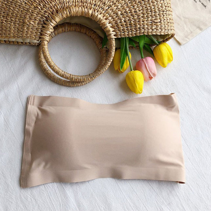 "Axelbandslös dam BH i is-silk, elegant och bekväm, ger stöd och andningsbar känsla, finns i vit, svart och beige."