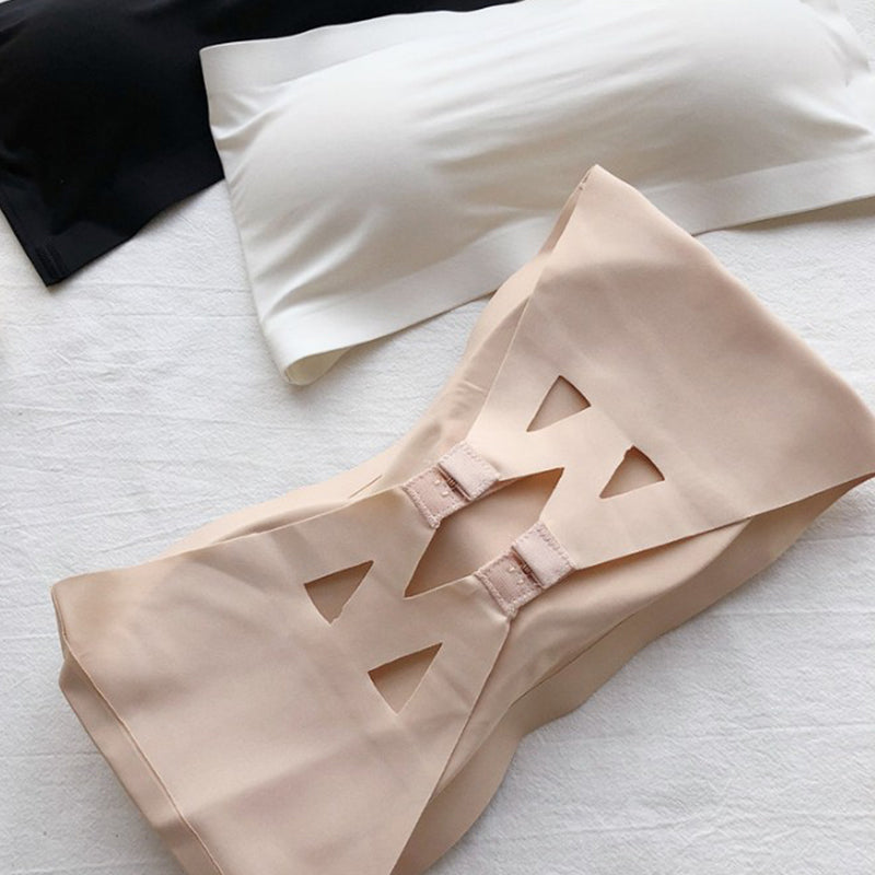 "Axelbandslös dam BH i is-silk, elegant och bekväm, ger stöd och andningsbar känsla, finns i vit, svart och beige."