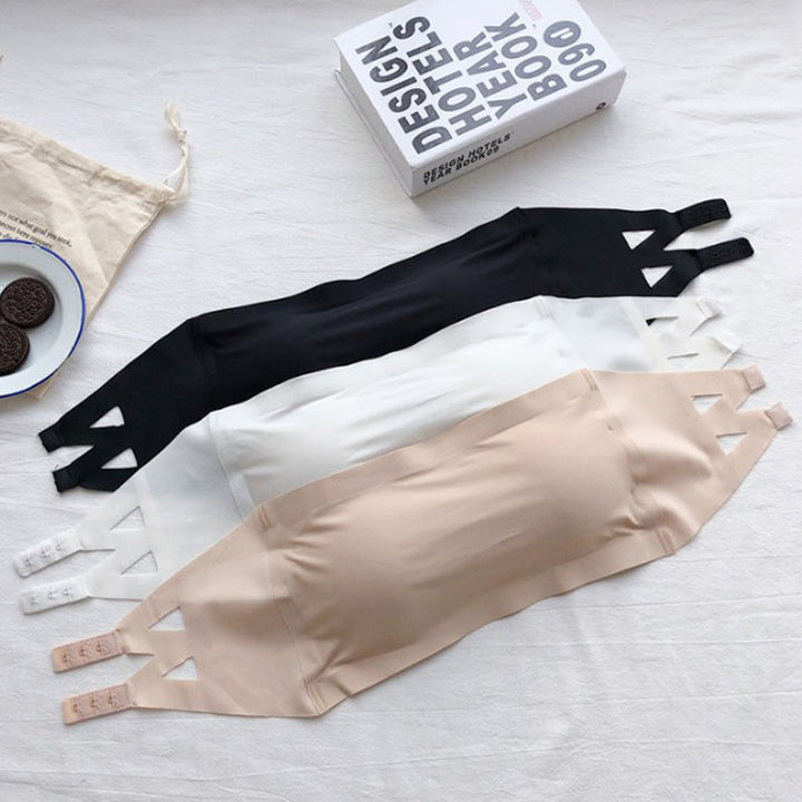 "Axelbandslös dam BH i is-silk, elegant och bekväm, ger stöd och andningsbar känsla, finns i vit, svart och beige."
