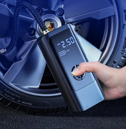 Man använder bärbar däckluftkompressor med automatisk stoppfunktion för att pumpa bildäck säkert och effektivt.
