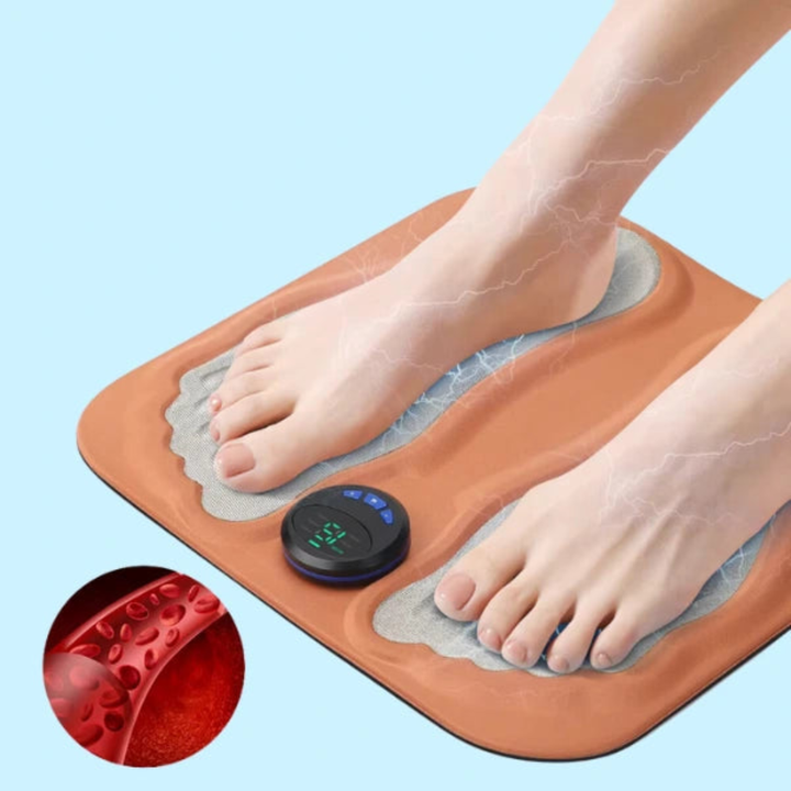 Person som använder portabel EMS fotmassagerare hemma för djup avslappning och wellness.