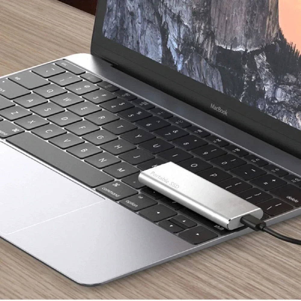 Extern hårddisk 4TB för Mac/PC. USB-C gränssnitt ger snabb dataöverföring och mobil lagring.
