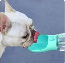 Ergonomisk design: Läckagesäker vattenflaska för hund och katt, med integrerad skål. Bärbar & tålig plast.