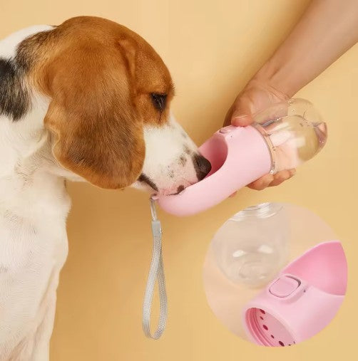 Ge din hund vatten var som helst med denna läckagesäkra, bärbara flaska med praktisk drickskål.