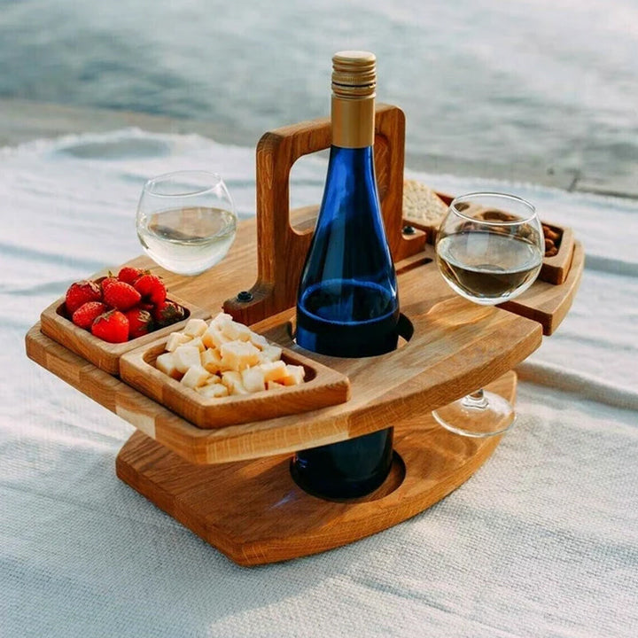Bärbart vinpicknickbord i trä med glashållare, perfekt för utomhusutflykter. Vikbart och kompakt.