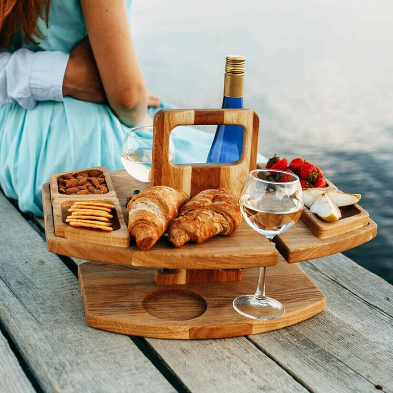 Portabelt picknickbord med fack för flaskor, vinglas och snacks. Idealiskt för utflykter och present.