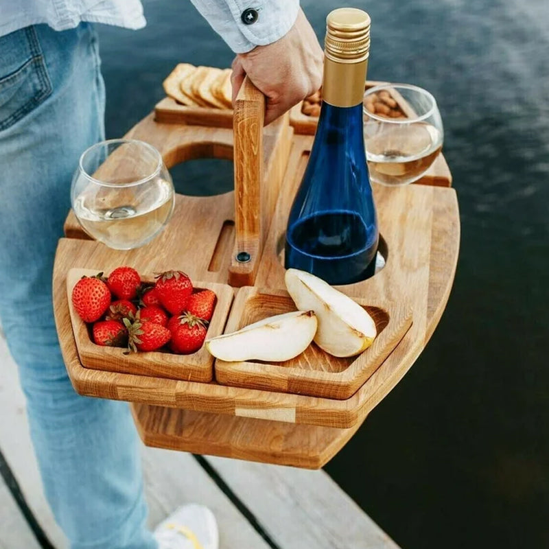 Funktionellt hopfällbart vinbord för picknick. Robust konstruktion med glashållare för två vinglas.