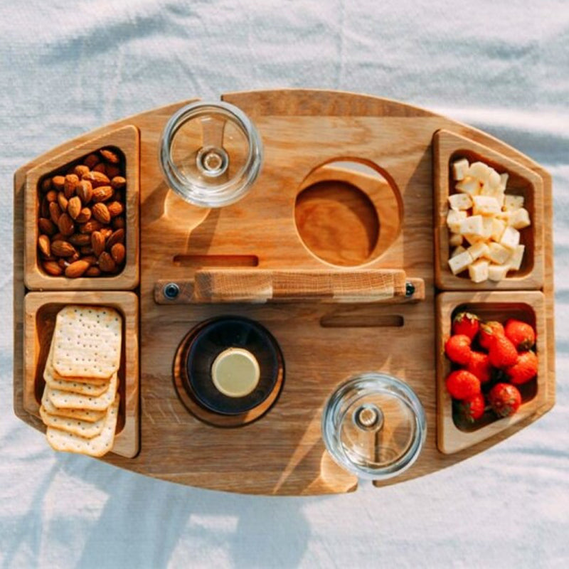 Elegant portabelt vin- & snackshållarbord i trä, perfekt för romantiska utflykter och som present.