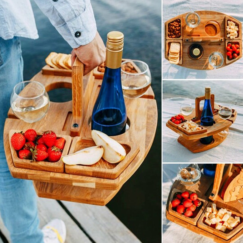Träbord för utomhusbruk, designat som vinpicknickbord med skål och vinglashållare. Lätt att bära.