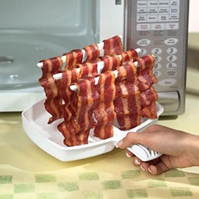 "Baconbricka för mikro i vitt ABS-material, med tre avtagbara hållare för enkel, stänkfri tillagning av bacon."