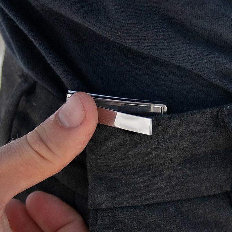 "Bältesjusteringsklämma i silver, kompakt och diskret design, ger perfekt passform för byxor och kjolar, elegant accessoar."