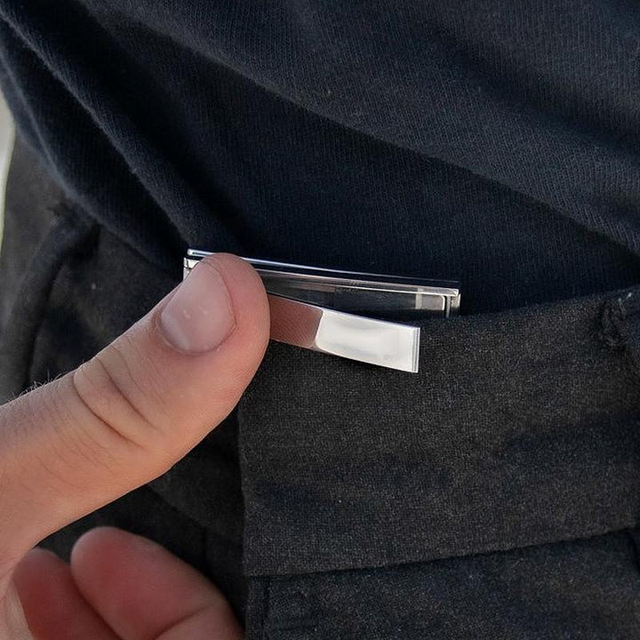 "Bältesjusteringsklämma i silver, kompakt och diskret design, ger perfekt passform för byxor och kjolar, elegant accessoar."