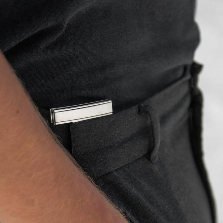 "Bältesjusteringsklämma i silver, kompakt och diskret design, ger perfekt passform för byxor och kjolar, elegant accessoar."