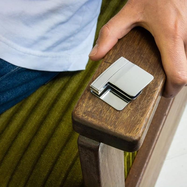 "Bältesjusteringsklämma i silver, kompakt och diskret design, ger perfekt passform för byxor och kjolar, elegant accessoar."