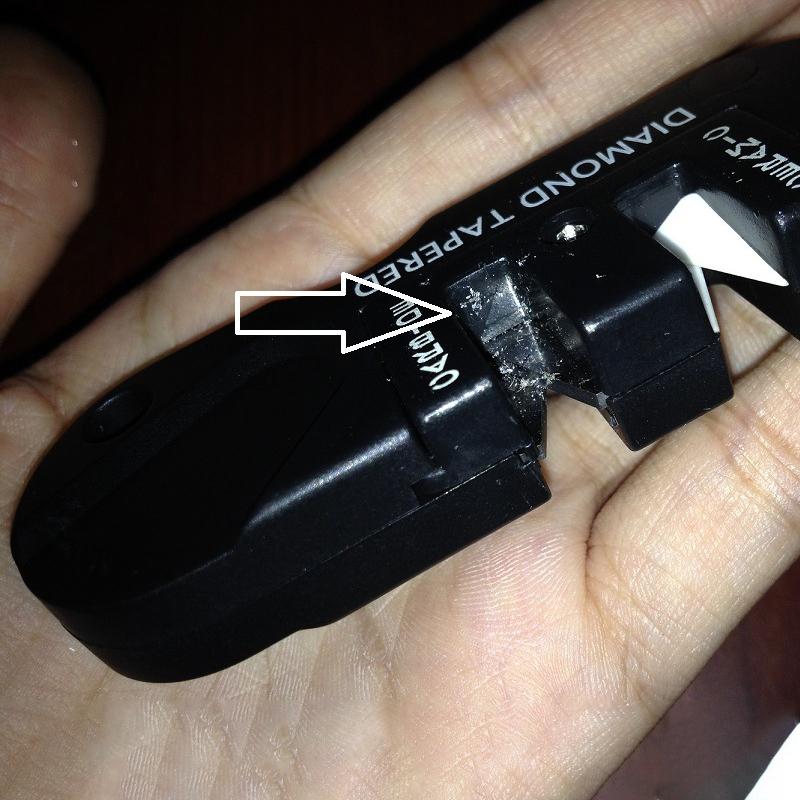 Bärbar 4-i-1 knivslipare i tungsten och stål, kompakt och stilren, perfekt för vildmark och kök, slipzoner för olika knivar.