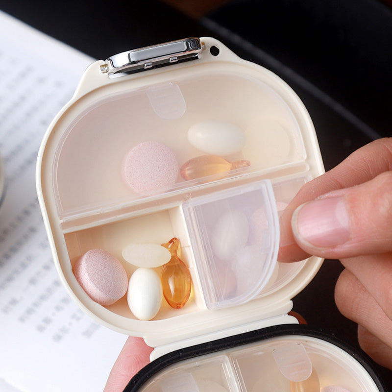 Bärbar daglig pillerlåda med 7 delar; kompakt, vit design i PET+silikon för organiserad medicinhantering.