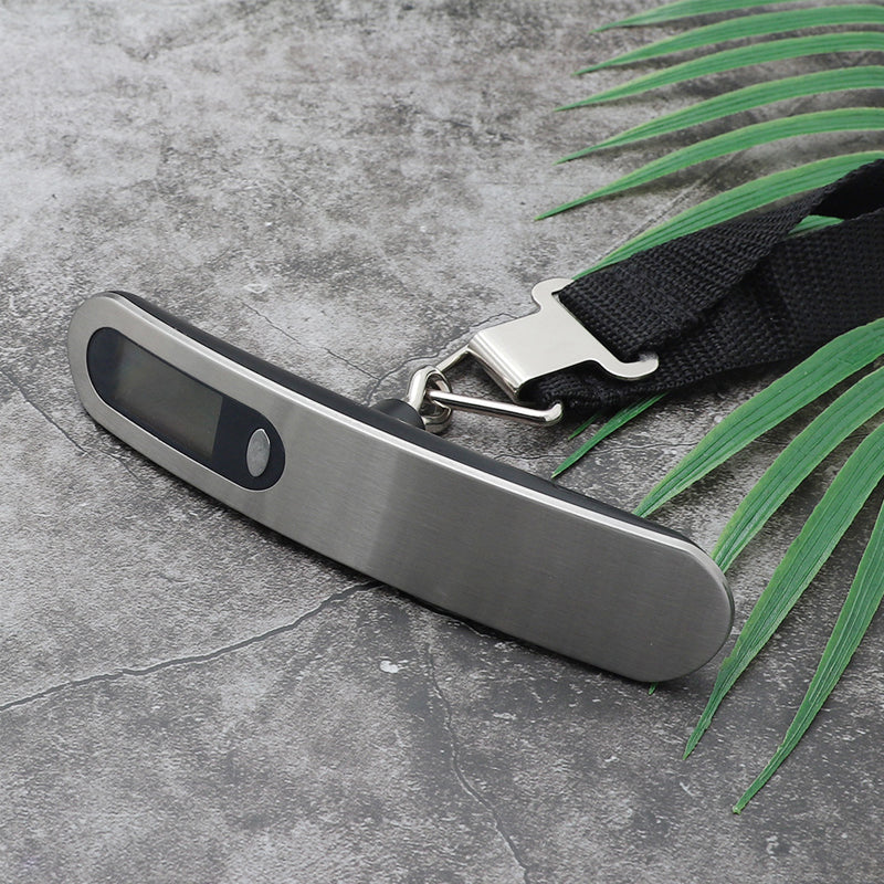 "Bärbar elektronisk krokskala i rostfritt stål, kompakt och hållbar, visar vikt digitalt för fiske och resor."