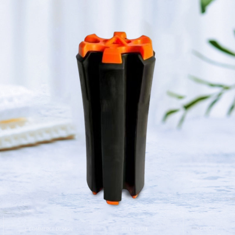 "Bärbar golfklubbhållare i svart-orange för driver och putter, kompakt design med magnetisk bollmarkör."