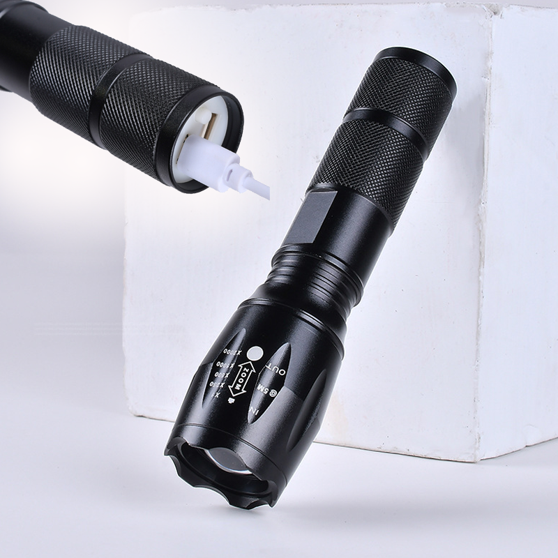 "Bärbar laddbar aluminiumficklampa med LED-zoom, robust design, vattentät, lämplig för camping och utomhusaktiviteter."