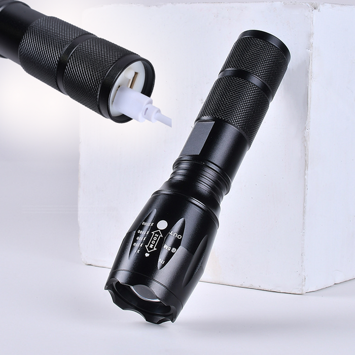 "Bärbar laddbar aluminiumficklampa med LED-zoom, robust design, vattentät, lämplig för camping och utomhusaktiviteter."