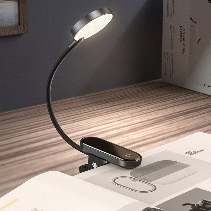 "Bärbar LED-bordslampa med klämma och pekfunktion, flexibel arm, vit design för nattläsning och arbetsyta belysning."