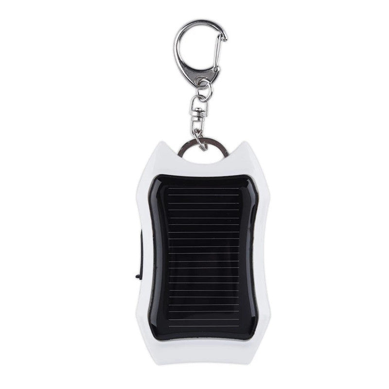 Bärbar mini powerbank på nyckelring, svart och vit, kompakt design, perfekt för resor och enkel att bära med sig.