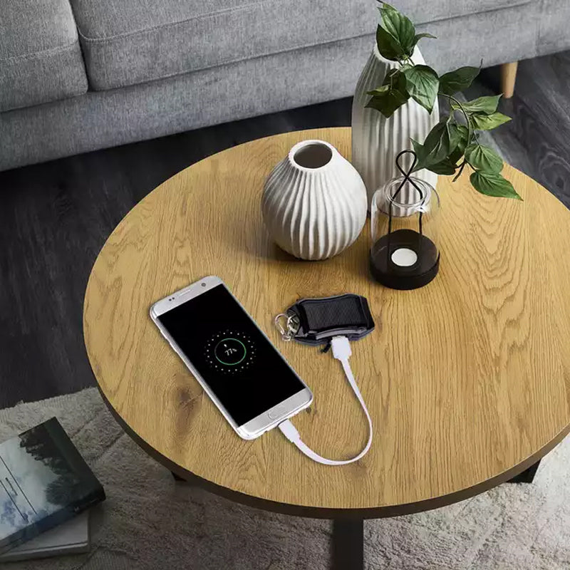 Bärbar mini powerbank på nyckelring, svart och vit, kompakt design, perfekt för resor och enkel att bära med sig.