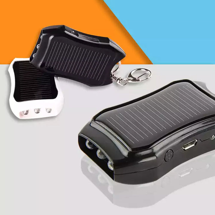 Bärbar mini powerbank på nyckelring, svart och vit, kompakt design, perfekt för resor och enkel att bära med sig.