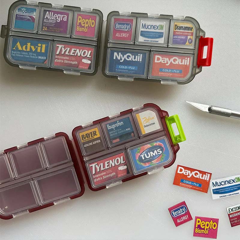 Bärbar pillerhållare med 10 förseglade fack, etiketter; kompakt design i plast för säker och organiserad medicinförvaring.