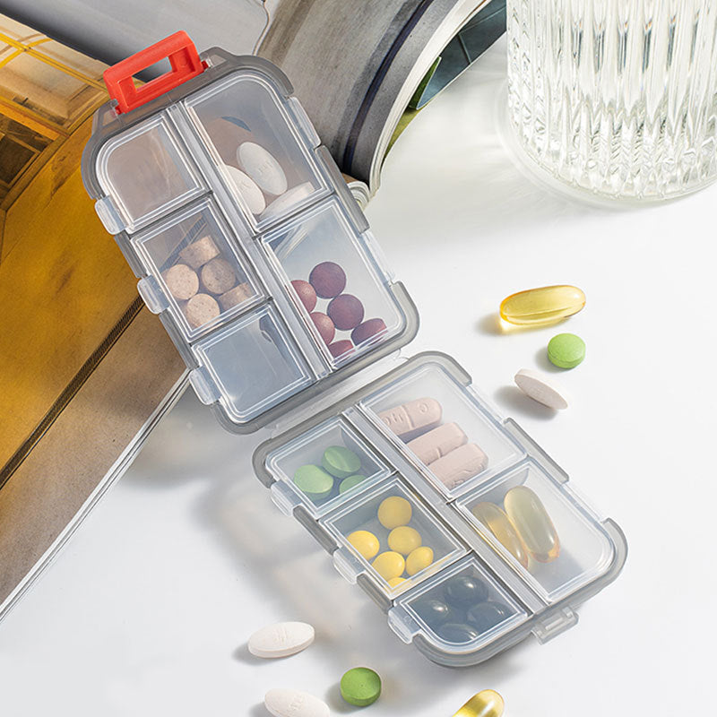 Bärbar pillerhållare med 10 förseglade fack, etiketter; kompakt design i plast för säker och organiserad medicinförvaring.